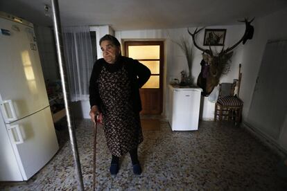 María Mora, una de las habitantes del pueblo de Zafrilla (Cuenca), en el interior de su casa.