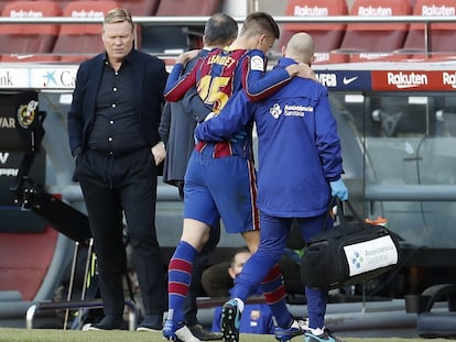 Lenglet abandona el Camp Nou con problemas en un tobillo.