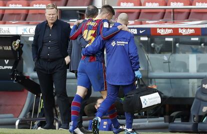 Lenglet abandona el Camp Nou con problemas en un tobillo.