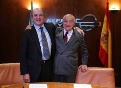 Antonio Brufau (izquierda), presidente de Repsol YPF, junto a Enrique Eskenazi, tras la firma del acuerdo, ayer en Madrid.