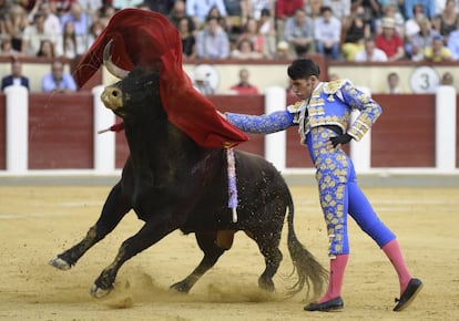 Alejandro Talavante da un pase de pecho en su segundo toro.