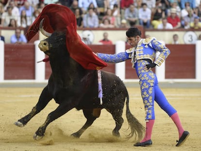 Alejandro Talavante da un pase de pecho en su segundo toro.