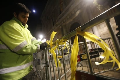 La Junta Electoral Central va ordenar, a petició de Ciutadans, que tots els edificis de la Generalitat estiguessin lliures de la simbologia que l'independentisme ha adoptat els últims mesos per reivindicar la llibertat dels presos del procés. En la imatge, un empleat municipal de neteja treu els llaços lligats a les tanques que protegeixen la Generalitat i l'Ajuntament de Barcelona, a la mateixa plaça de Sant Jaume.