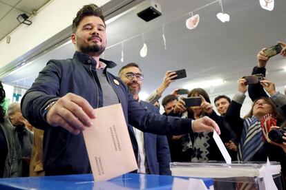 El candidato de ERC a la presidencia del Gobierno, Gabriel Rufián, vota en un colegio de Sabadell (Barcelona).