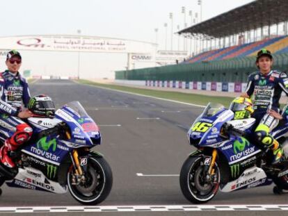 Jorge Lorenzo y Valentino Rossi posando con sus nuevas motos. 