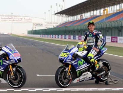 Jorge Lorenzo y Valentino Rossi posando con sus nuevas motos. 