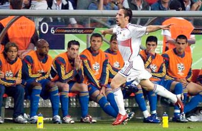 Ribéry celebra su gol, el del empate de Francia, ante la mirada de los suplentes de España.