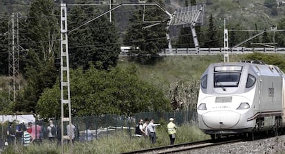 Agentes de polic&iacute;a en Berrioplano, donde una ni&ntilde;a ha muerto este s&aacute;bado atropellada por un tren. 