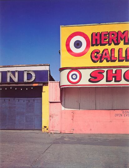 Evelyn Hofer, 'Coney Island, New York', 1965. Dye Transfer, 33,9 x 25,8 cm. TEA Tenerife Espacio de las Artes, Cabildo Insular de Tenerife. Depósito de la Colección Ordóñez-Falcón de Fotografía © Estate of Evelyn Hofer.