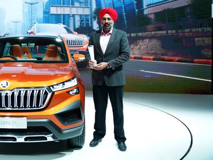 G. Boparai, director de Skoda India, con el premio al mejor coche del Salón de Nueva Delhi. 