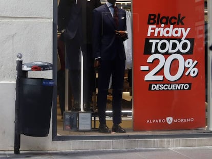 Un escaparate muestra descuentos ligados al Black Friday.