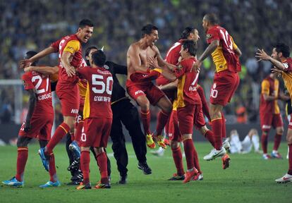 Los jugadores del Galatasaray celebran el campeonato de la Liga turca.