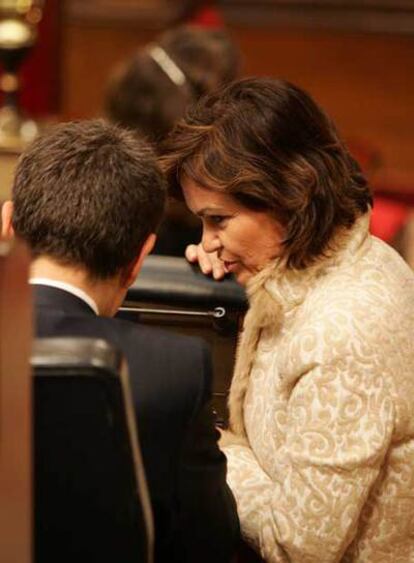 Carmen Calvo, con Zapatero en el Congreso el miércoles pasado.