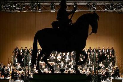 Barenboim y la orquesta y coros de la Staatskapelle de Berlín, durante el concierto celebrado anoche en la plaza Mayor de Madrid.