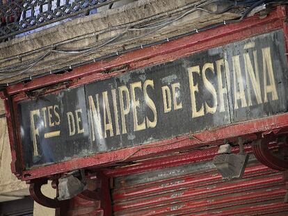 Dintel del comercio del número 29 de la calle del Carme, con el nombre de un viejo taller de naipes.