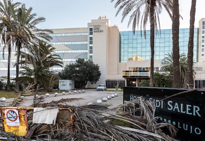 La entrada principal al hotel Sidi Saler, en la Devesa de El Saler, con signos de abandono.