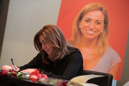 Susana Díaz firma en el libro de condolencias de Carme Chacón.