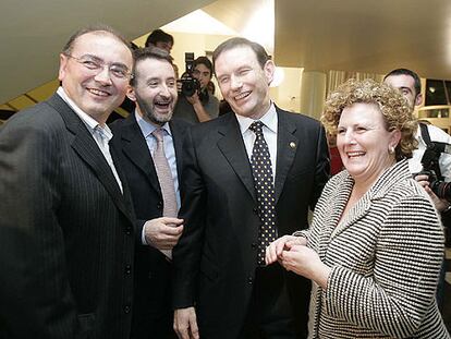 Javier Madrazo (EB), Josu Jon Imaz (PNV), el <i>lehendakari,</i> Juan José Ibarretxe, y Begoña Errazti (EA) celebran la aprobación del plan.
