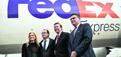 El presidente francés, François Hollande, el de Fedex Express, David J. Bronczek, la embajadora estadounidense en Francia, Jane Hertley y el secretario de Estado de Industria, Christophe Sigure.