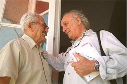 Juan Antonio Bardem y Carlos Saura, a la derecha, ayer en los cursos de verano de El Escorial.