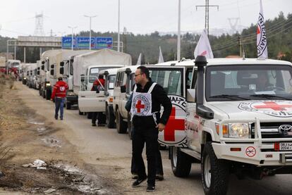 Un convoy de ayuda del Comité Internacional de la Cruz Roja (CICR) espera en las afueras de la ciudad siria de Madaya, asediada por los rebeldes.