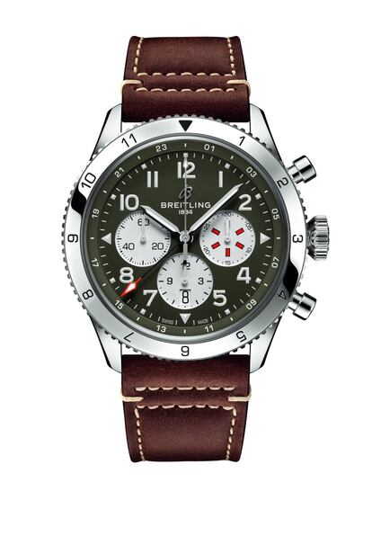 Super AVI, la novísima serie de relojes Breitling, rinde homenaje a la historia de la aviación con diseños inspirados en el reloj de aviador Co-Pilot Ref. 765 AVI, original de 1953, y cuatro aviones de leyenda: el North American Aviation P-51 Mustang, el Vought F4U Corsair, el Curtiss P-40 Warhawk y el de Havilland Mosquito. Este último está representado en este reloj, el Super AVI Mosquito, con bisel de cerámica negra y una esfera negra con contadores de cronógrafo blancos en contraste. Precio: 9.700 euros.