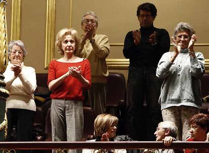 En primer término, de izquierda a derecha, Asunción Balaguer, Marisa Paredes y Pilar Bardem aplauden a Fernán-Gómez en la tribuna de invitados.