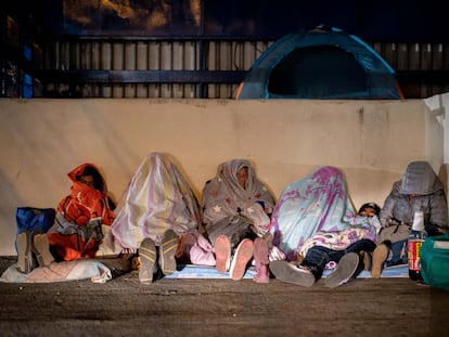 Decenas de solicitantes de refugio en Costa Rica, en su mayoría nicaragüenses, duermen en la calle para obtener un número y ser atendidos en la Unidad de Refugios de Costa Rica, en una foto de 2023.