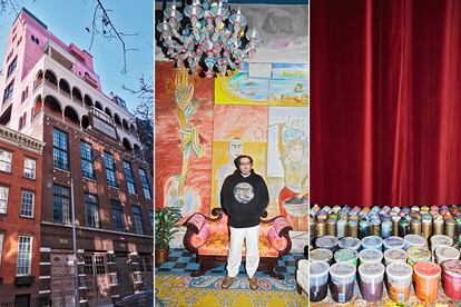 La característica fachada rosa de su Palazzo Chupi en el West Village de Nueva York; el artista, en la casa ante un fresco de su amigo Francesco Clemente, y los colores con los que trabaja en sus obras.