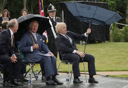 El ahora rey Carlos III junto a Boris Johnson, durante la inauguración del Monumento a la Policía en Alrewas, el 7 de julio.