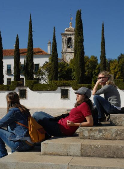 Explanada del palacio de los duques de Braganza en Vila Viçosa, con el fondo del recinto y sus jardines.