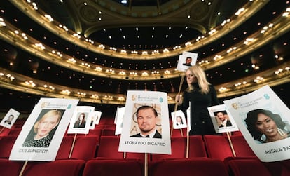 Una encargada coloca carteles con las fotos de los nominados a los premios Bafta en la platea de la Royal Opera House de Londres (Reino Unido). La gala se celebrará el próximo 14 de febrero.
