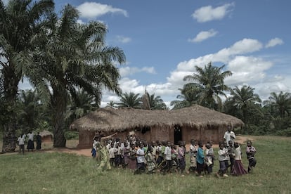 El 65% de la población de la República Democrática del Congo vive en zonas rurales, la mayoría prácticamente aisladas por falta de infraestructuras y de vías de comunicación asfaltadas. El territorio de Ngandanjika cuenta con 723 kilómetros de caminos, de los que ninguno está pavimentado, aunque 248 kilómetros están en buen estado. En la imagen, la Escuela 4 du Janvier.