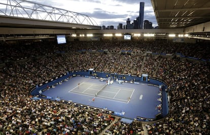 Vista aérea del Rod Laver Arena durante el partido de semifinales del Abierto de Australia de tenis que enfrentó al tenista suizo Roger Federer con el español Rafael Nadal en Melbourne (Australia)