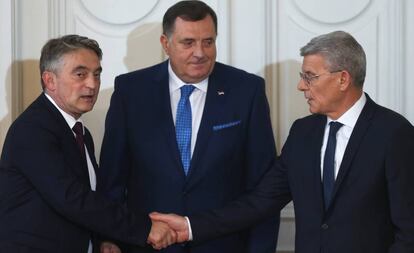 Los tres miembros de la Presidencia de Bosnia, Zeljko Komsic, Milorad Dodik y Sefik Dzaferovic (de izquierda a derecha), en la ceremonia de inauguración presidencial, el pasado noviembre en Sarajevo.