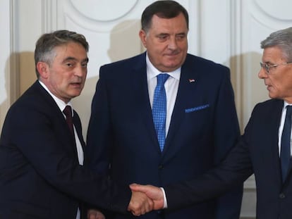 Los tres miembros de la Presidencia de Bosnia, Zeljko Komsic, Milorad Dodik y Sefik Dzaferovic (de izquierda a derecha), en la ceremonia de inauguración presidencial, el pasado noviembre en Sarajevo.