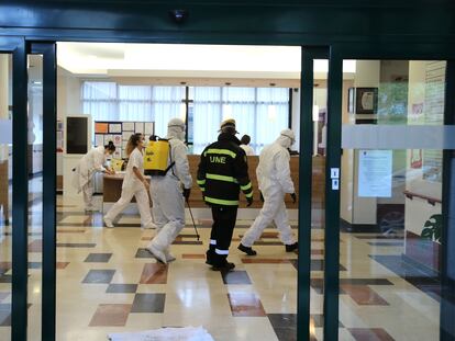 Miembros de la UME desinfectan la residencia de mayores Amavir Usera por el coronavirus, en Madrid.