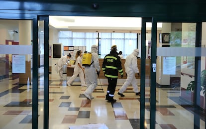 Miembros de la UME desinfectan la residencia de mayores Amavir Usera por el coronavirus, en Madrid.