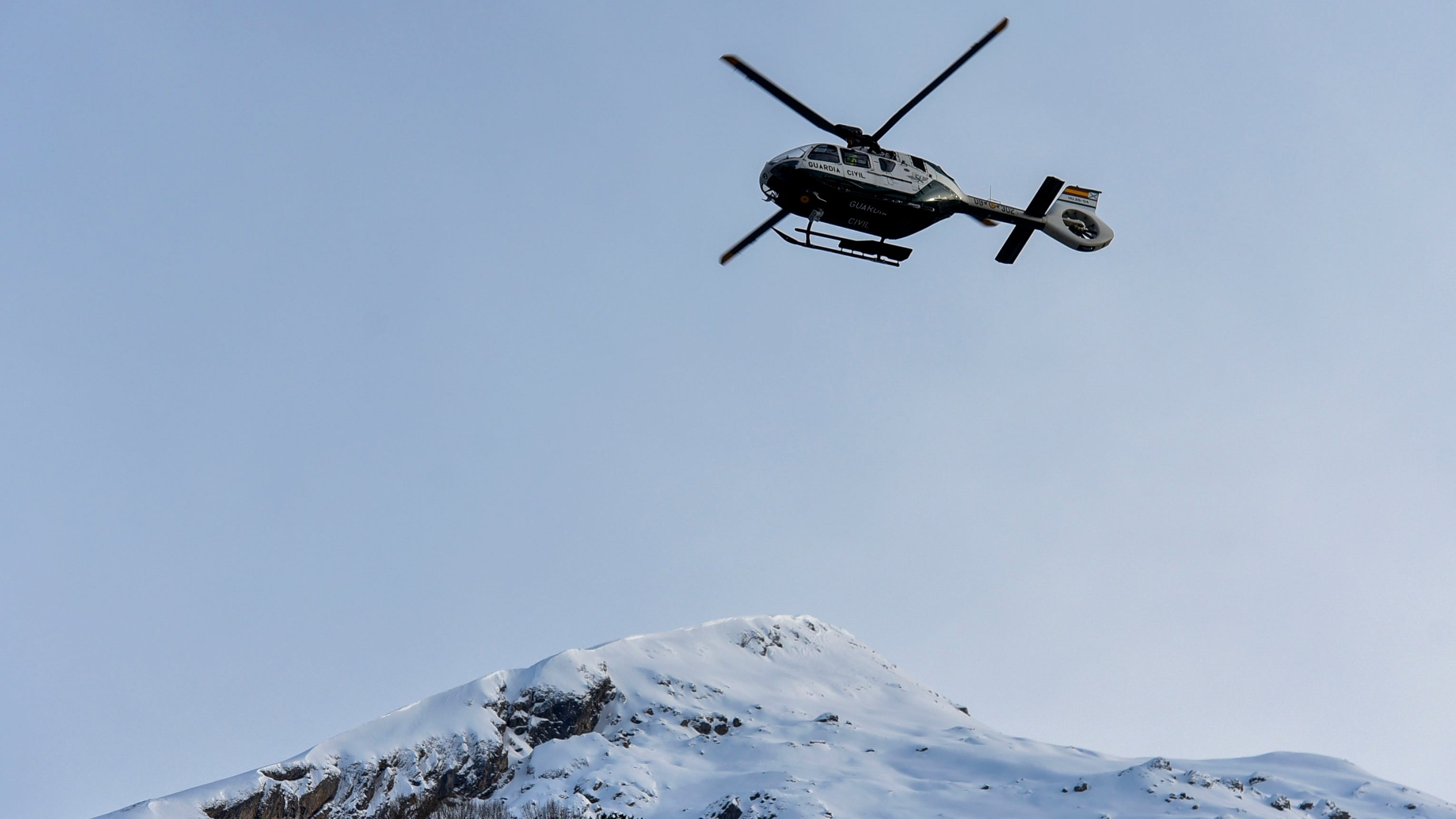 La moda dell'esquí fuori pista nella Valle dei Pirinei innevata: le stazioni rafforzano la sicurezza