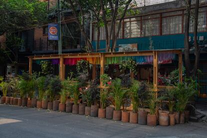 La terraza de un restaurante de mariscos sobre la calle de Varsovia en la colonia Juárez.