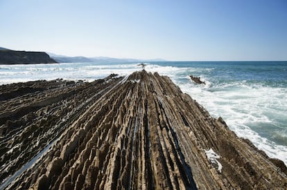 La ruta del Flysch, que discurre entre las localidades guipuzcoanas de Zumaia y Deba, y forma parte del Geoparque de la Costa Vasca, pasa por ser unas de las más bonitas del País Vasco. Tanto que estas impresionantes formaciones de origen sedimentario que se adentran en el mar, como rocas aradas por un rastrillo gigante, aparecen en la séptima temporada de la serie 'Juego de Tronos'. Se pueden disfrutar en barco o en una caminata senderista que solo es posible cuando la marea está baja.