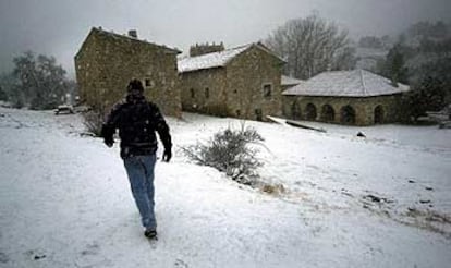 El monasterio de Sant Joan de Penyagolosa, ayer por la tarde, bajo un manto de nieve.