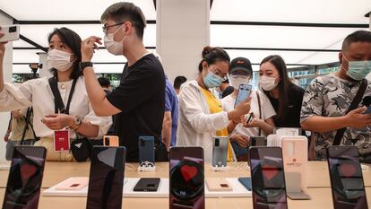 Clientes durante la inauguración de una tienda del gigante tecnológico chino Huawei, a principios de año en Shanghai.