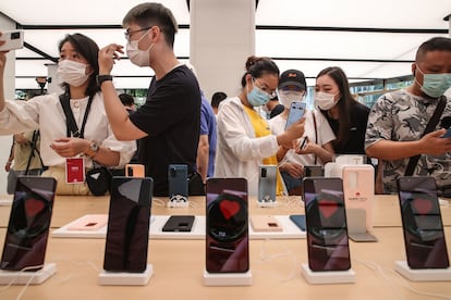 Clientes durante la inauguración de una tienda del gigante tecnológico chino Huawei, a principios de año en Shanghai.