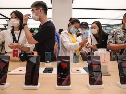 Clientes durante la inauguración de una tienda del gigante tecnológico chino Huawei, a principios de año en Shanghai.