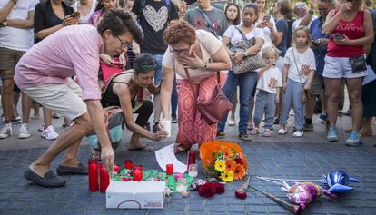 Homenatge a la Rambla després de l'atemptat d'ahir.