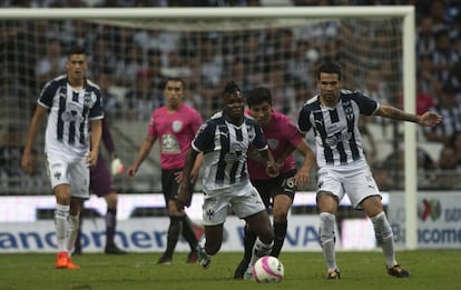 Avilés Hurtado y Érick Gutiérrez disputan el balón.