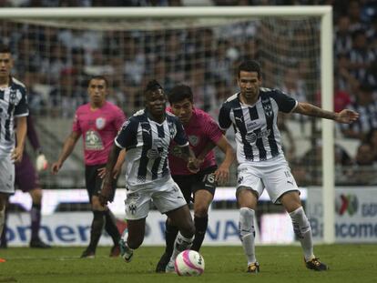 Avilés Hurtado y Érick Gutiérrez disputan el balón.