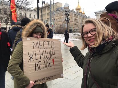 Anastasía Glushkova (a la derecha), activista feminista, en una movilización por los derechos de las mujeres en Moscú, en unas imágenes cedidas por el colectivo.