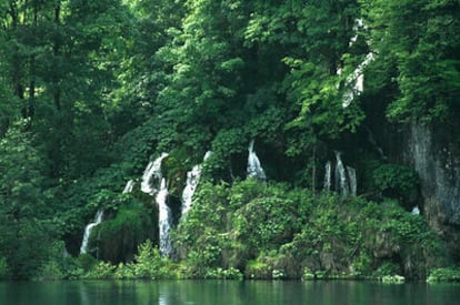 Un recorrido por cientos de cascadas aguarda en el Parque Nacional de Plitvice, Croacia